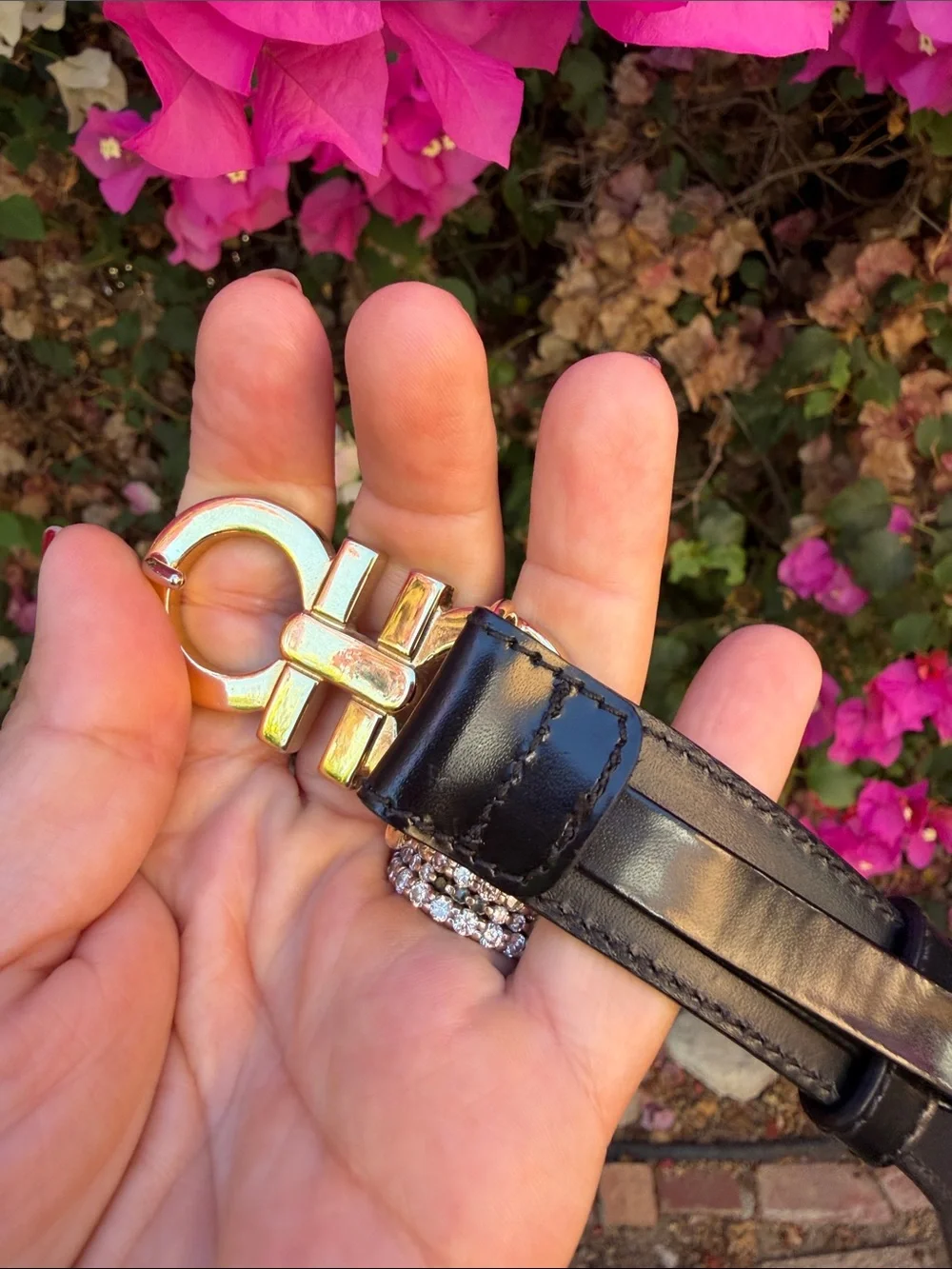 Salvatore Ferragamo Black Leather Gold Tone Buckle. Size M.❤️